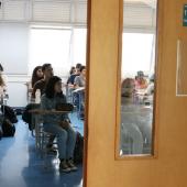 Estudantes sentados em carteiras na sala de aula
