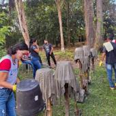 pessoas reutilizando toalhas para transforma-las em vasos