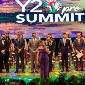 várias autoridades politicas em um palco 