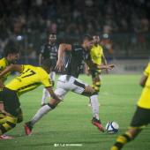 jogadores de futebol no meio de uma partida