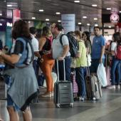 várias pessoas em uma fila no aeroporto 