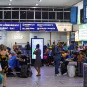 várias pessoas em uma rodoviária 