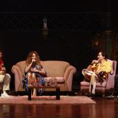 elba ramalho no sofá conversando com artistas