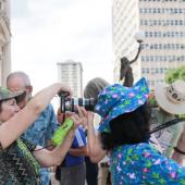 vários turistas tirando fotos