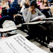 sala de aula com pessoas fazendo uma prova 