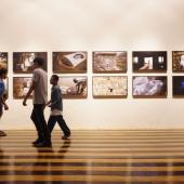 exposição de quadros em um museu 