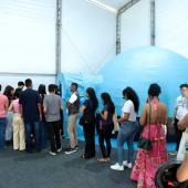 pessoas reunidas na frente do planetário móvel 