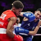 Paraense Michael Trindade dando um golpe no cubando Alejandro Claro nas oitavas de final do boxe masculino