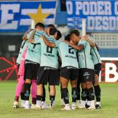 jogadores do paysandu reunindo em um circulo no campo