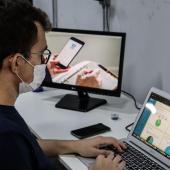 homem sentado mexendo em um computador 