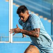 Jogador Val Soares do Paysandu em campo.