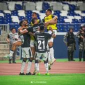 jogadores do remo se abraçando comemorando 