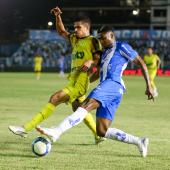 Jogadores do Paysandu e do Mirassol se enfrentando em jogo da Série B do Brasileirão