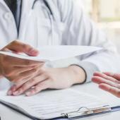 foto de médico dando receita