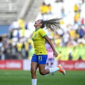 Priscila, da seleção brasileira feminina sub-20, comemorando o gol