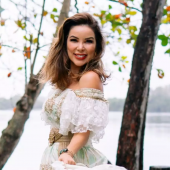 Cantora Liah em uma paisagem de natureza