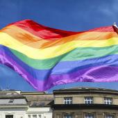 Bandeira colorida com referência a comunidade LGBTQIA+