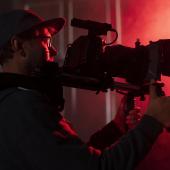 Homem filmando com camera profissional (Foto: Freepik)