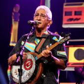 Mestre Curica se apresentando em concerto de carimbó