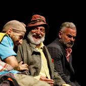 Atores encenam peça