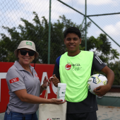 Copos reutilizáveis também foram entregues ao público presente no Portal da Amazônia, incentivando a importância de atitudes mais sustentáveis. (Foto: Thiago Ferreira / Portal Cultura)