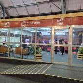 Foto panorâmica do estúdio a vivo da Rádio Cultura 93.7 FM montado no Pavilhão Pará-Municípios.