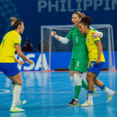 Ana Luiza comemora o gol abraçada com a goleira da Seleção Brasileira (Foto: Fábio Souza/ CBF)